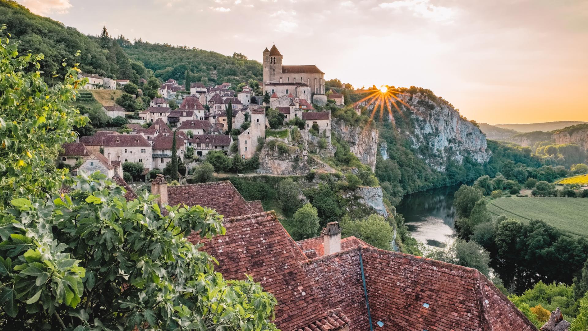coucher-de-soleil-sur-saint-cirq-lapopie-clot-tourisme---teddy-verneuil-1-1920x1080.jpg